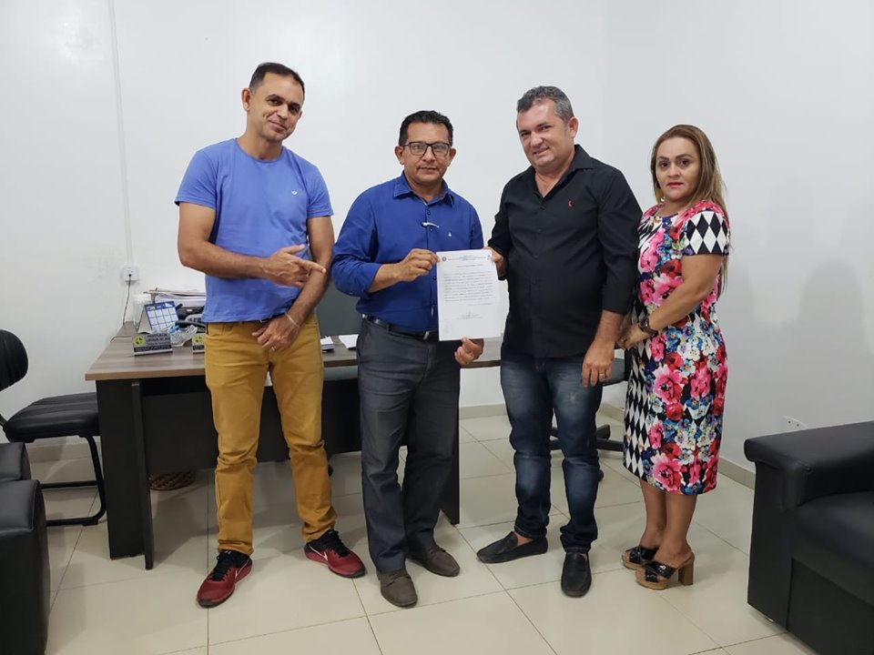 Prefeito em exercício Irmão Tadeu entrega ordem de serviço para construção da passarela vagalume em concreto.